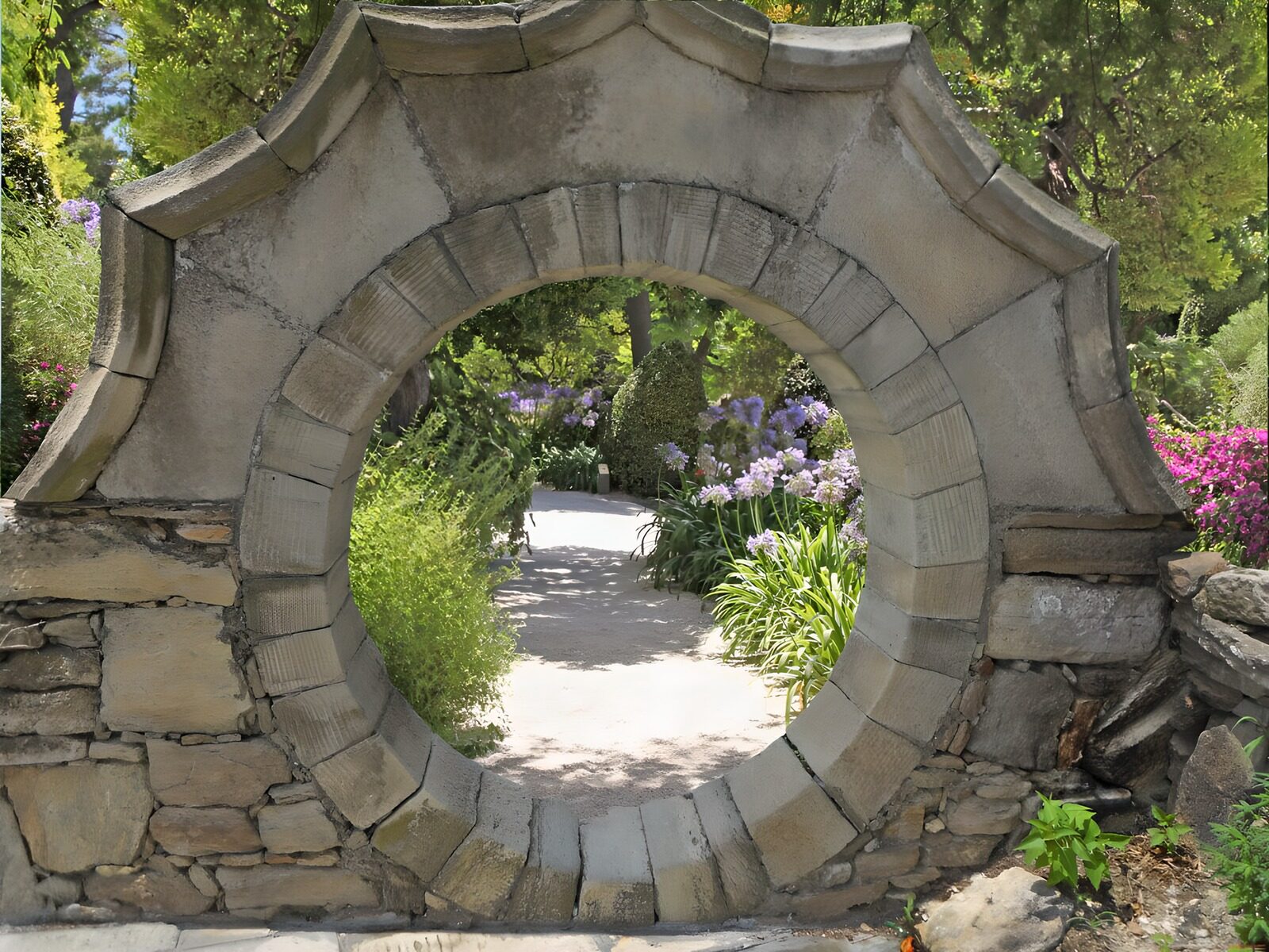 PDGIT5792750: Apertura tonda sul giardino in fiore