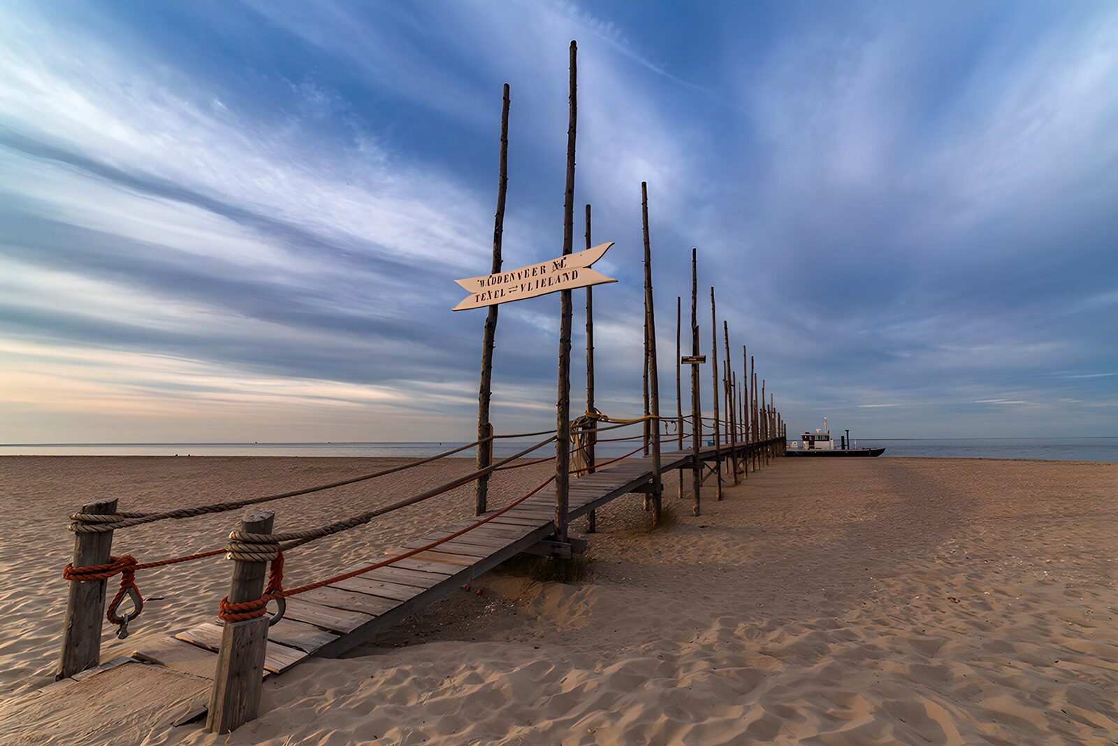 PDGIT5782175: Passerella di legno sulla spiaggia al tramonto