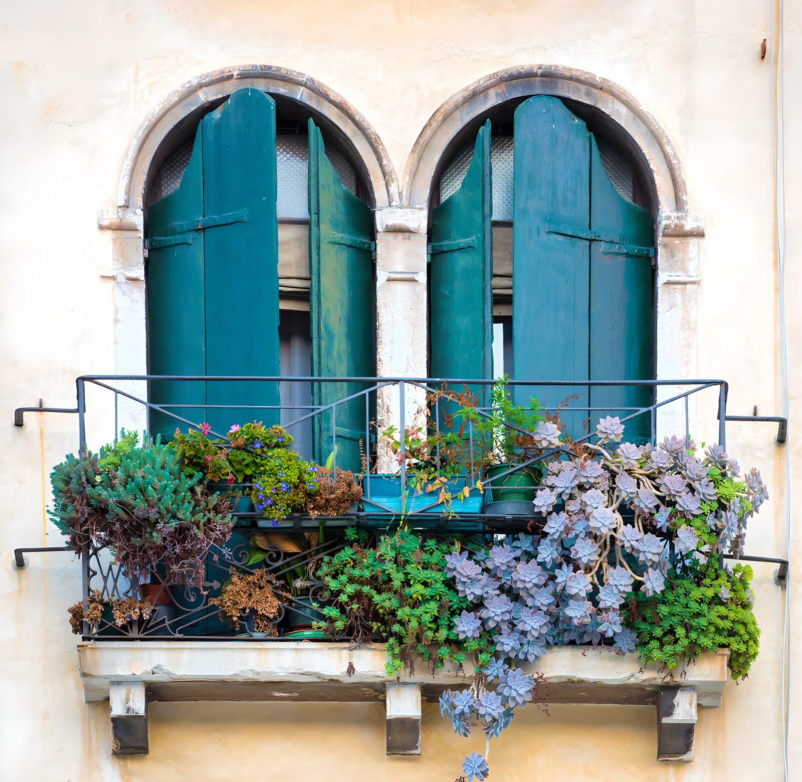 PDGIT9253138: Balcone verde con scuri turchesi
