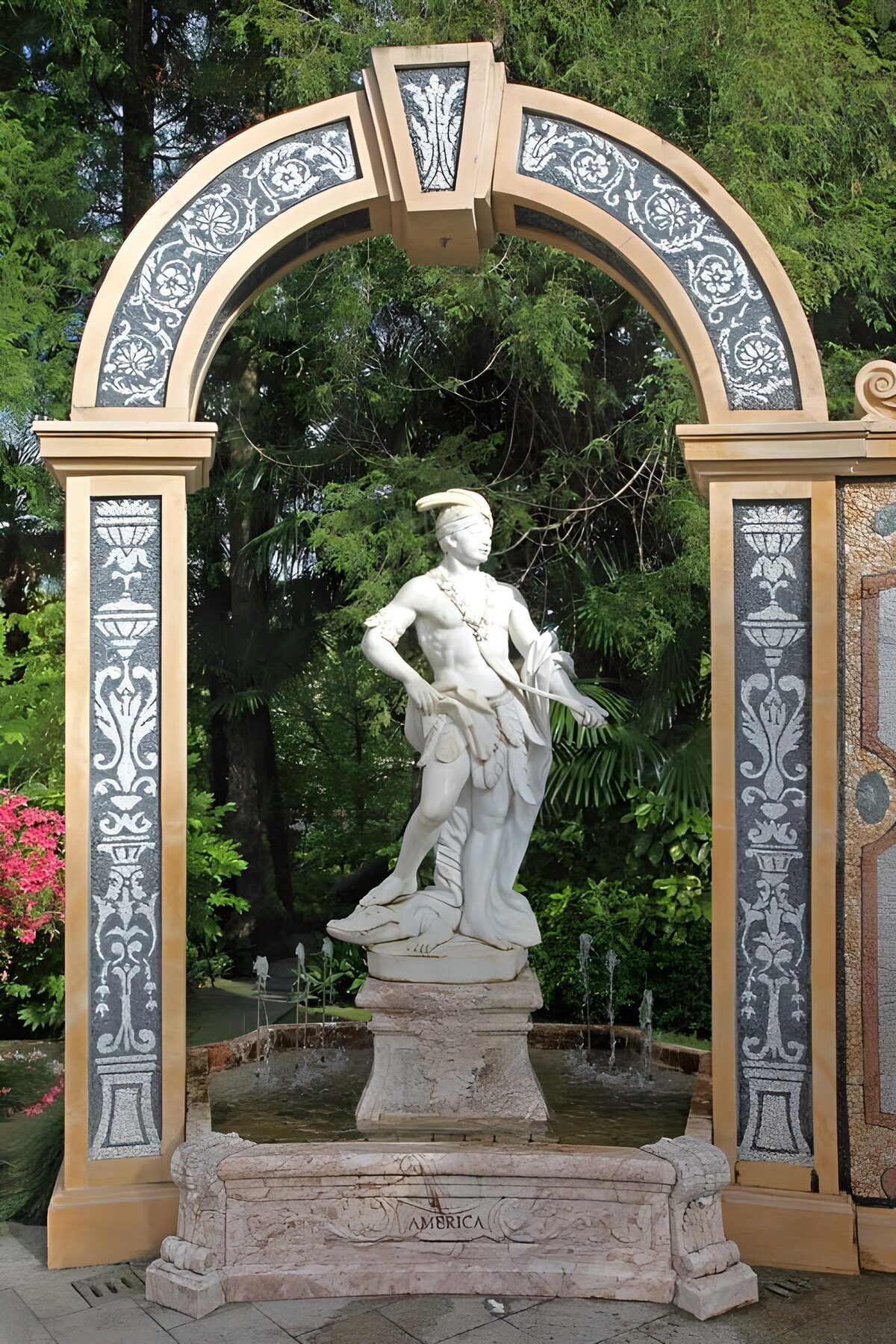 PDGIT7052680: Statua e fontana sotto l’arco