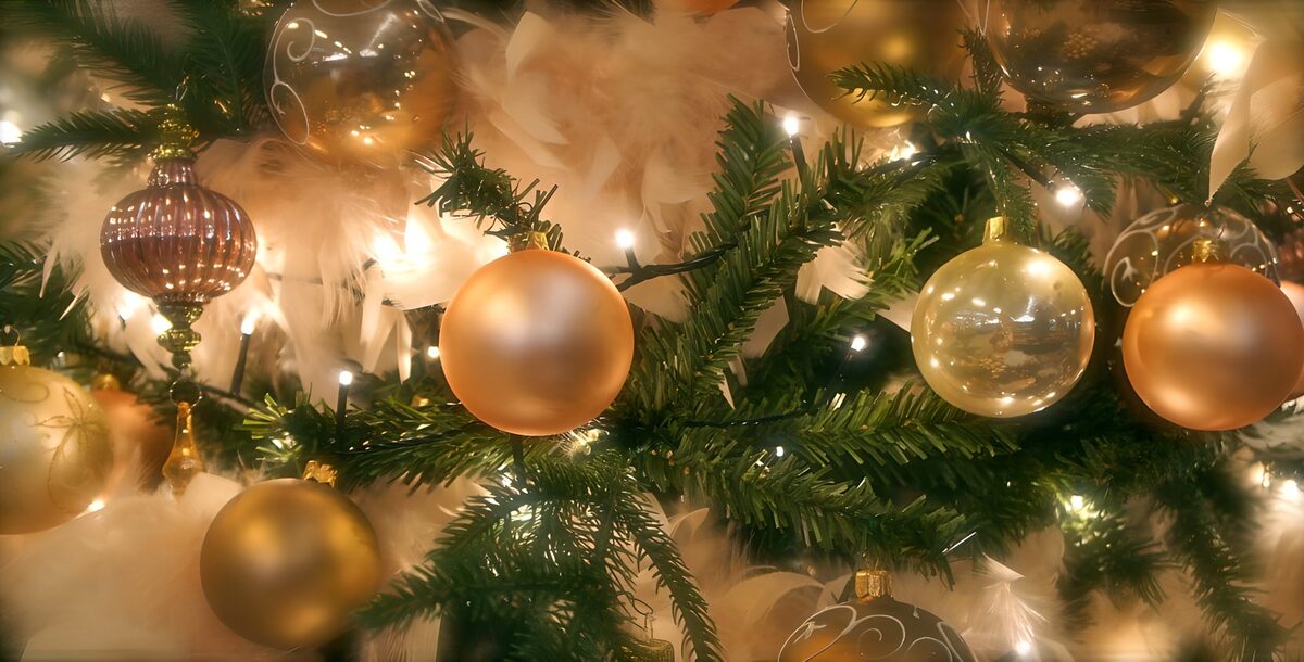 PDGIT7458644: Albero di Natale tra oro e luci calde