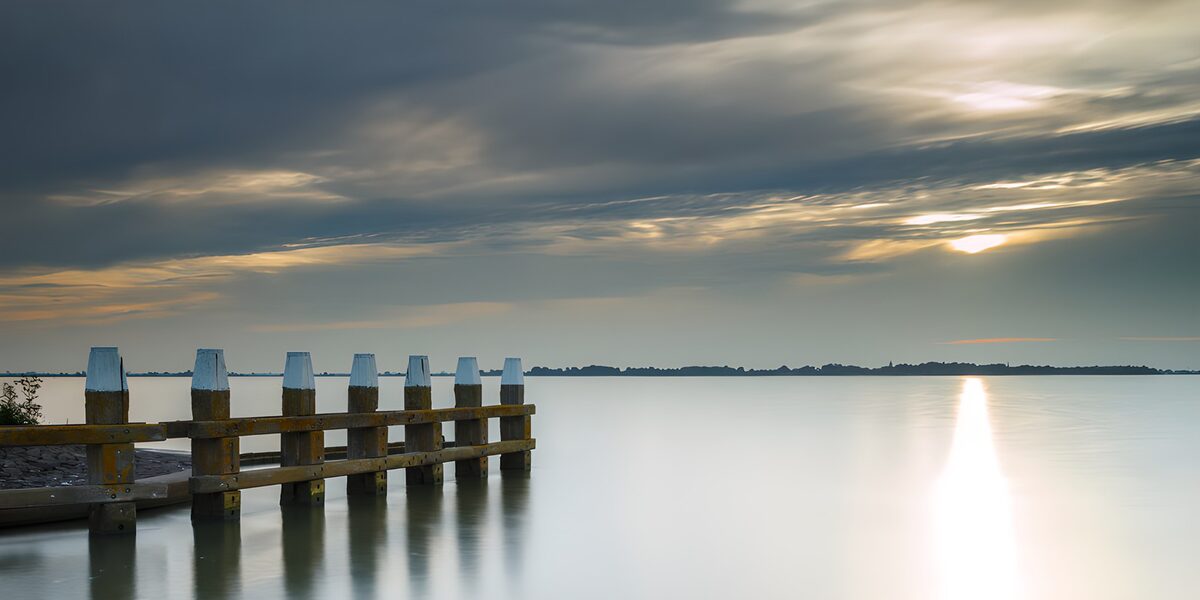PDGIT2343058: Pontile di legno sul lago in quiete