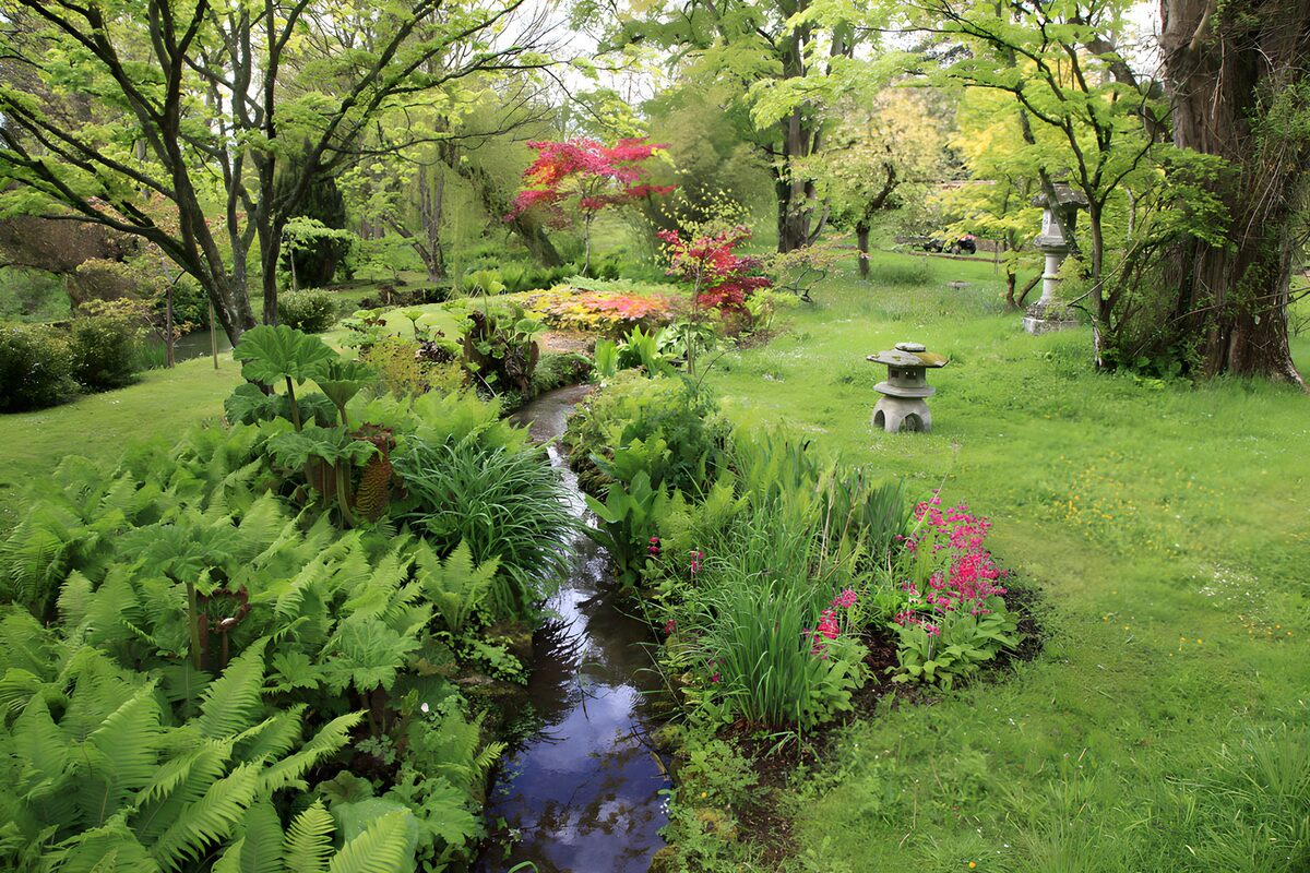 PDGIT7939264: Giardino giapponese tra ruscello e lanterne