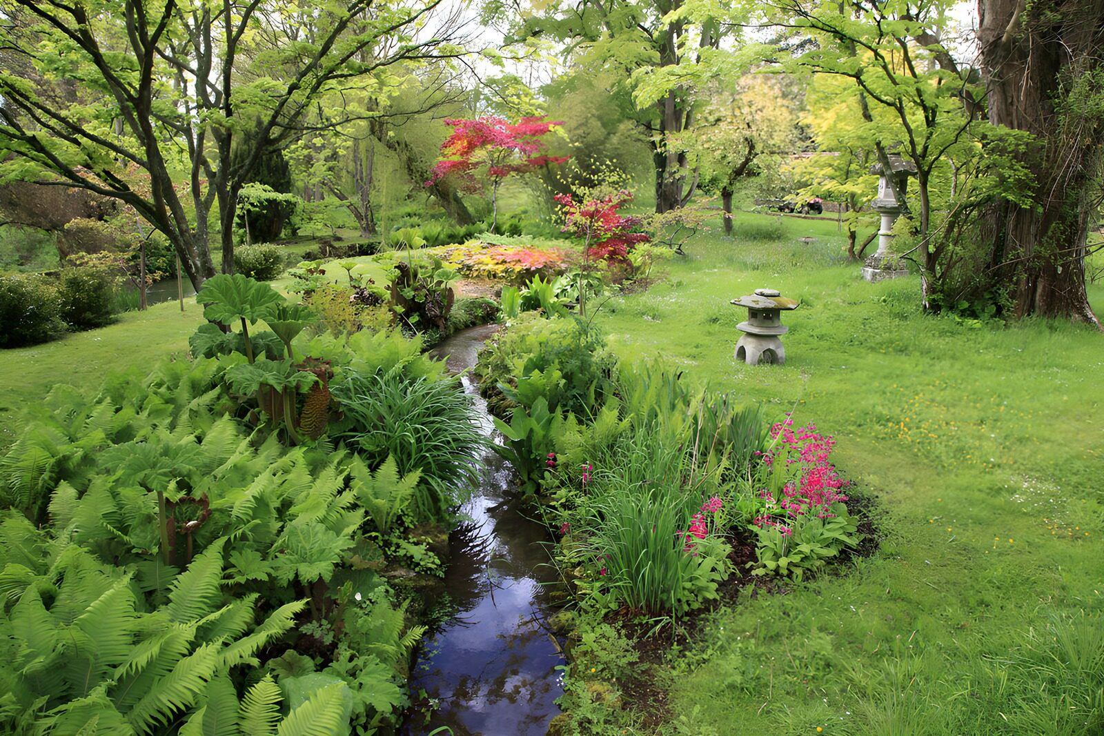PDGIT7939264: Giardino giapponese tra ruscello e lanterne