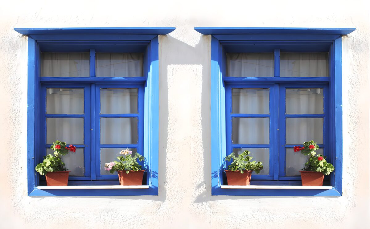 PDGIT7185063: Due finestre blu con fiori al sole