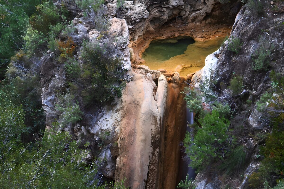 Pozza verde e cascata tra le rocce