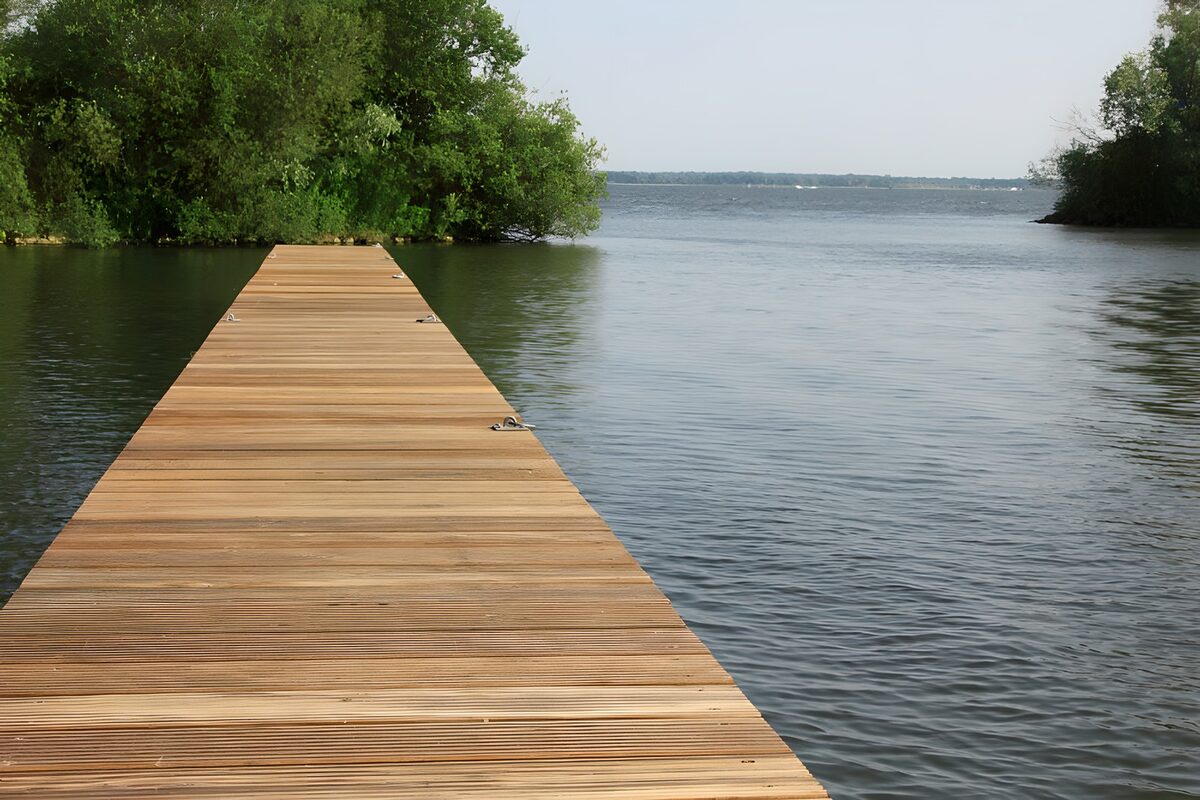 PDGIT9132992: Pontile in legno sul lago quieto