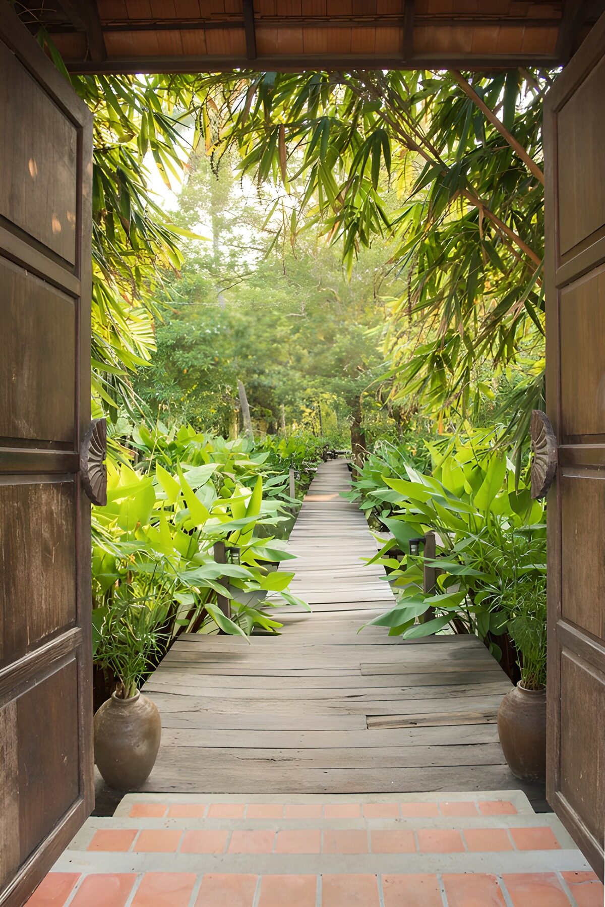 PDGIT2297644: Porte aperte sul giardino tropicale