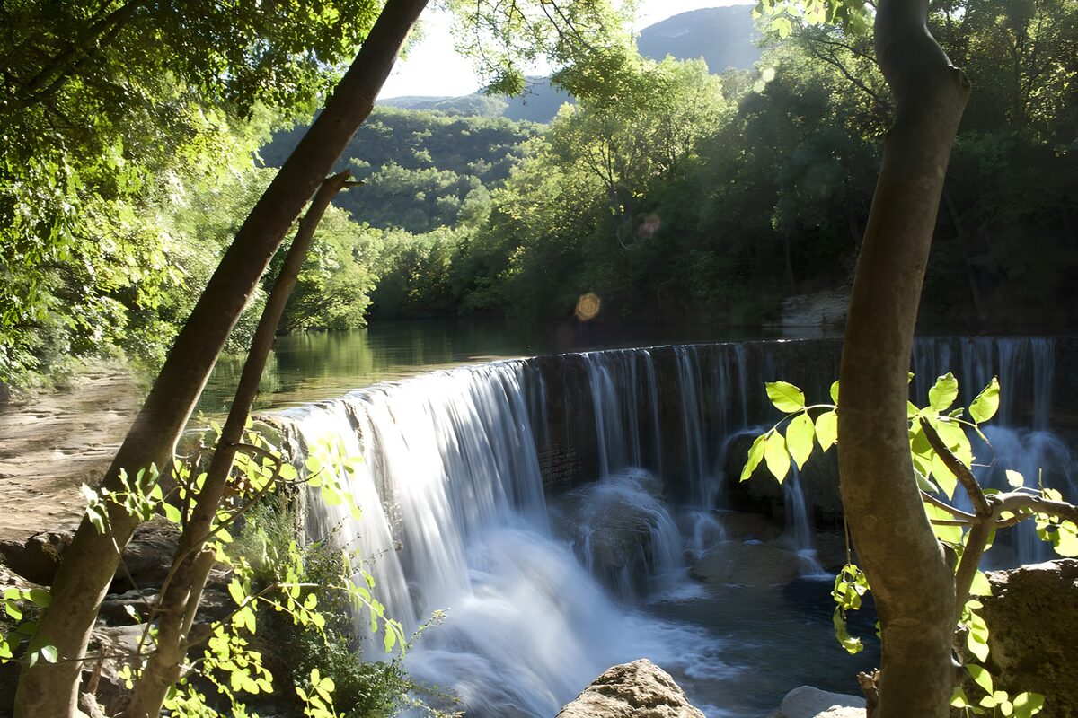 PDGIT7670502: Cascata sullo sbarramento nel bosco