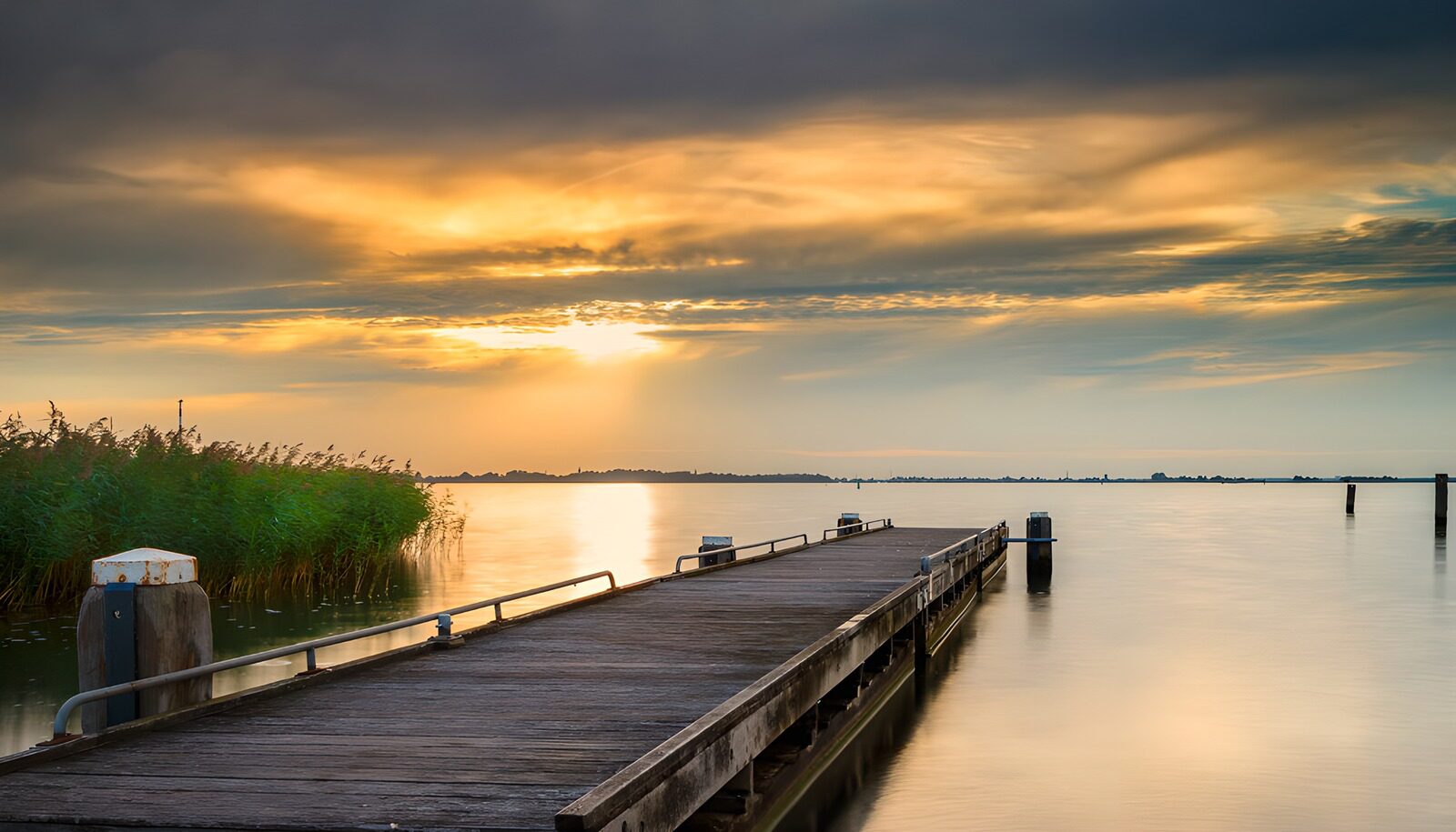 PDGIT2114171: Pontile sul lago al tramonto