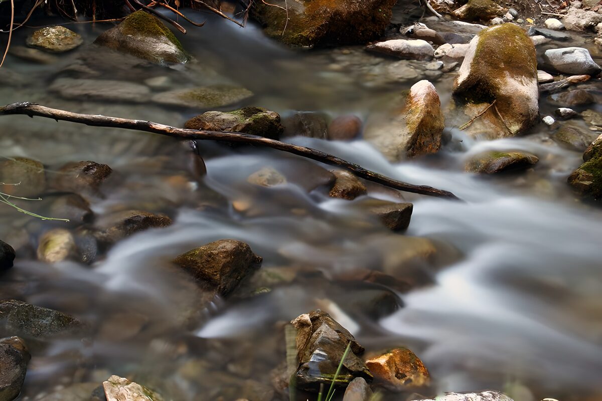 PDGIT9494804: Acqua di seta tra le pietre
