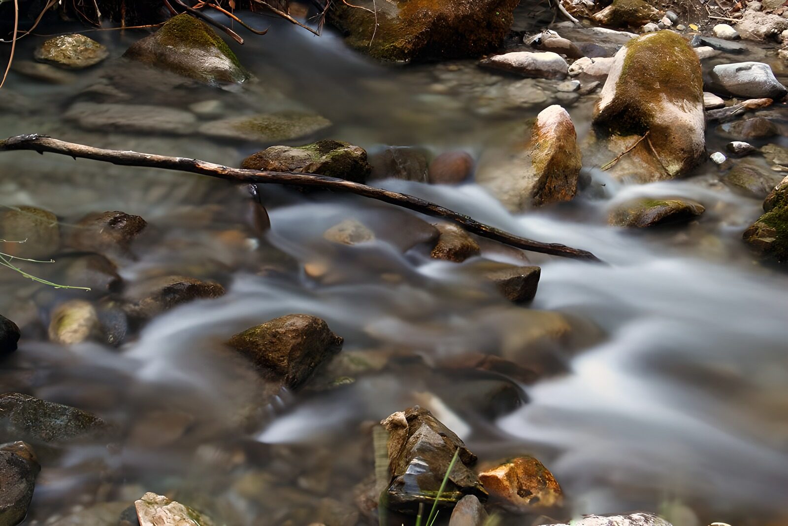 PDGIT9494804: Acqua di seta tra le pietre