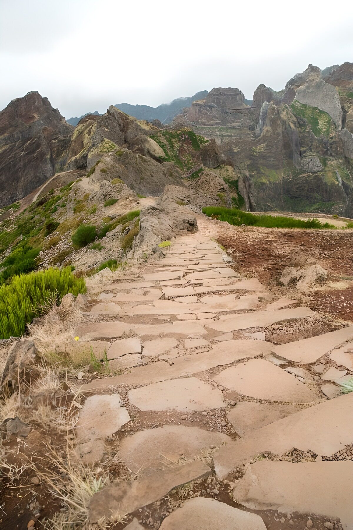 PDGIT2320983: Sentiero di pietra tra rocce e nebbia