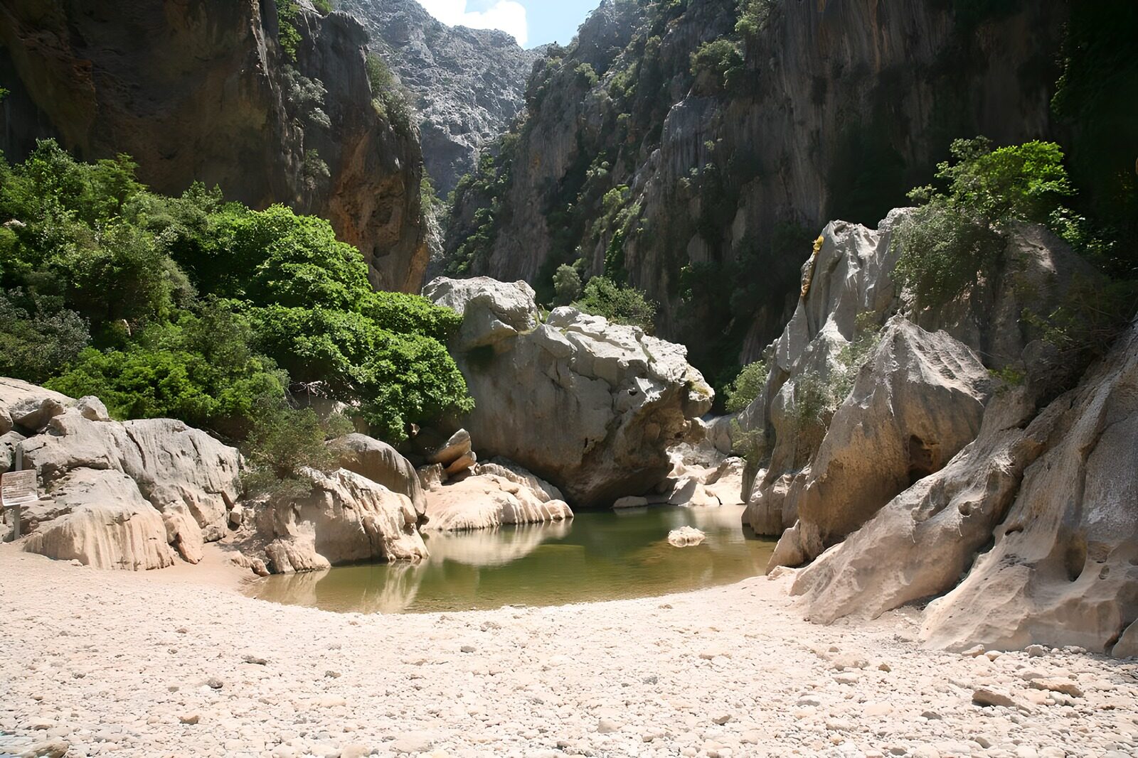 PDGIT3536095: Pozza verde tra rocce chiare