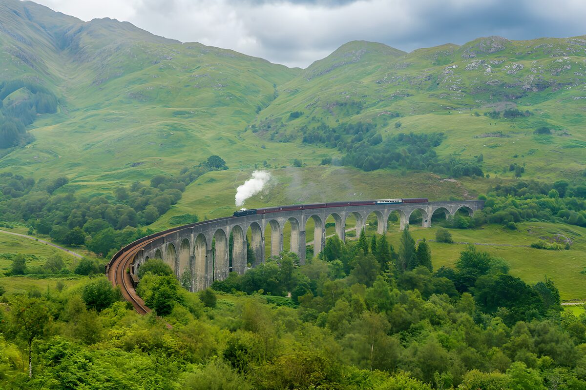Treno a vapore sul viadotto tra le colline