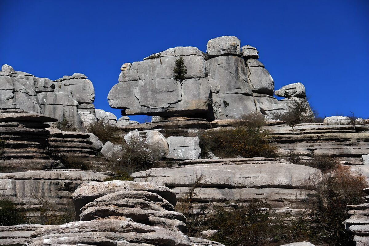 PDGIT4922662: Rocce chiare sotto un cielo blu