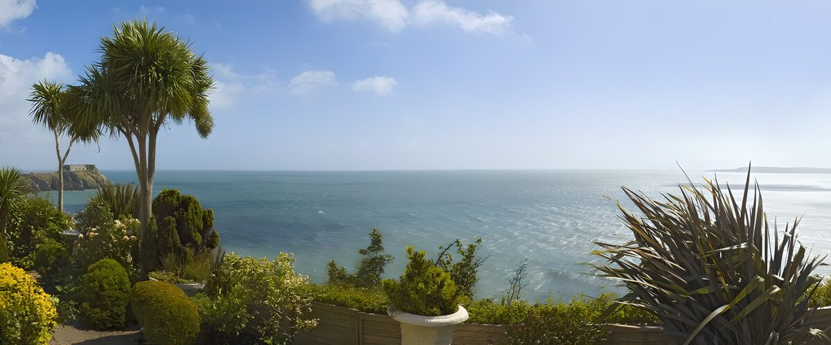 PDGIT9399133: Giardino al sole con vista sul mare