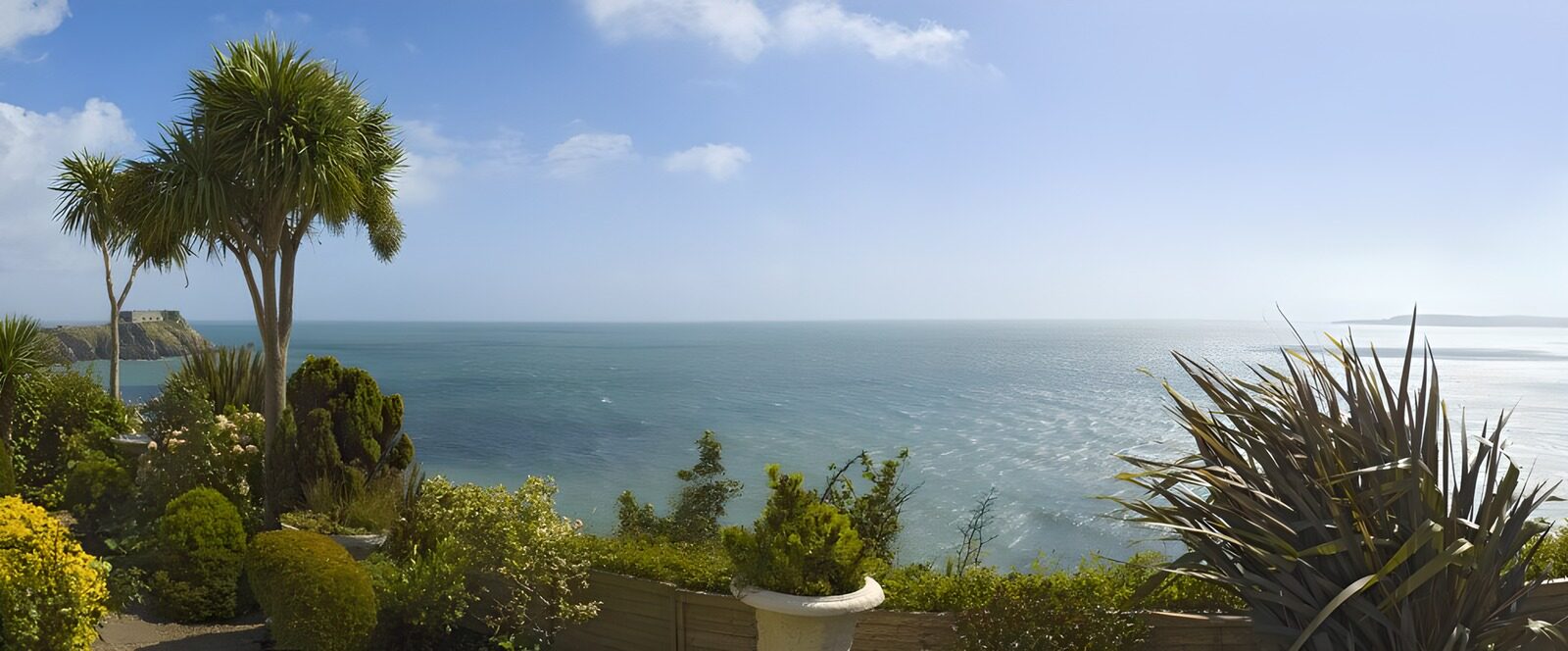PDGIT9399133: Giardino al sole con vista sul mare