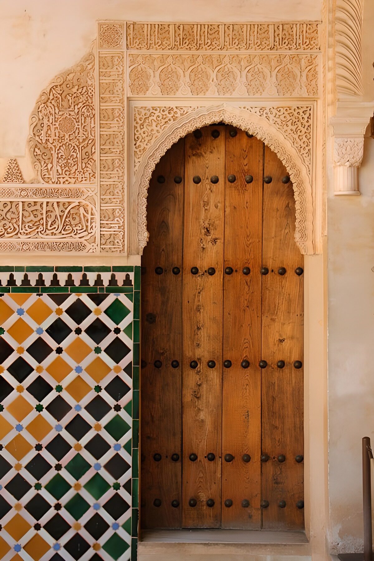 Porta in legno tra stucchi e mosaici