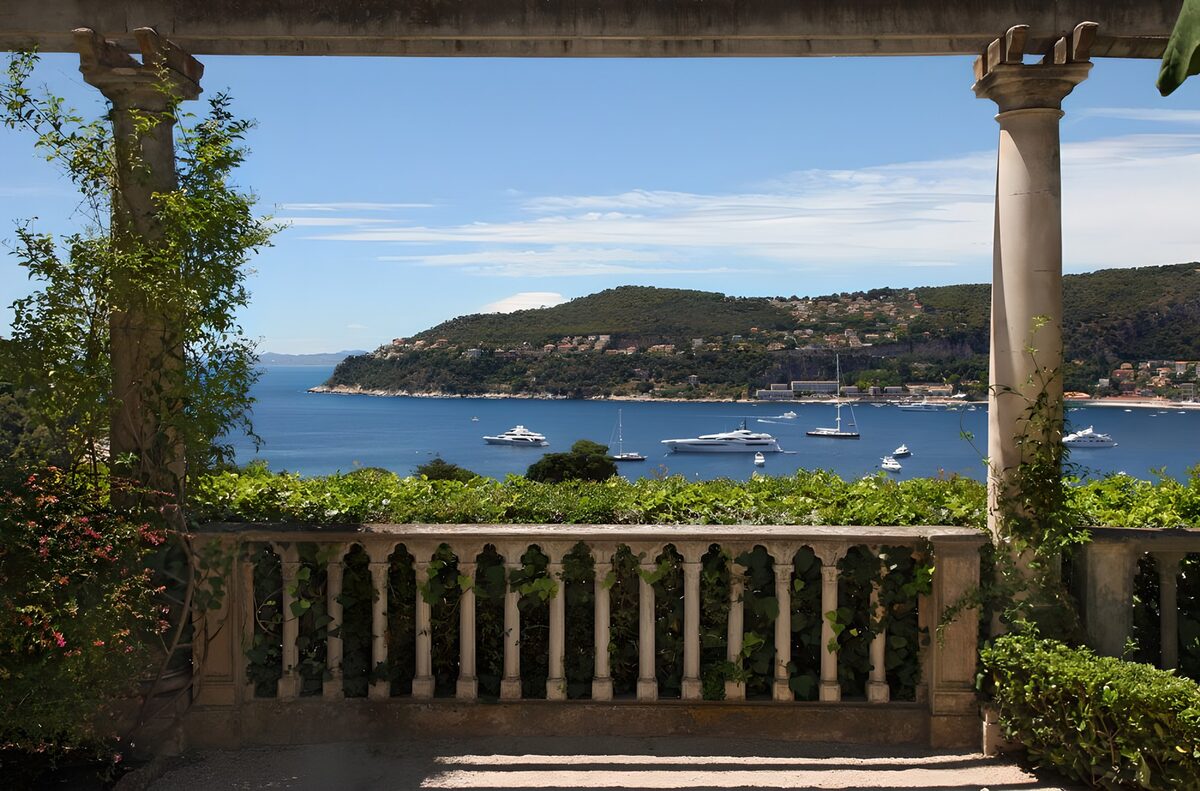 PDGIT3968382: Terrazza all'ombra sulla baia blu