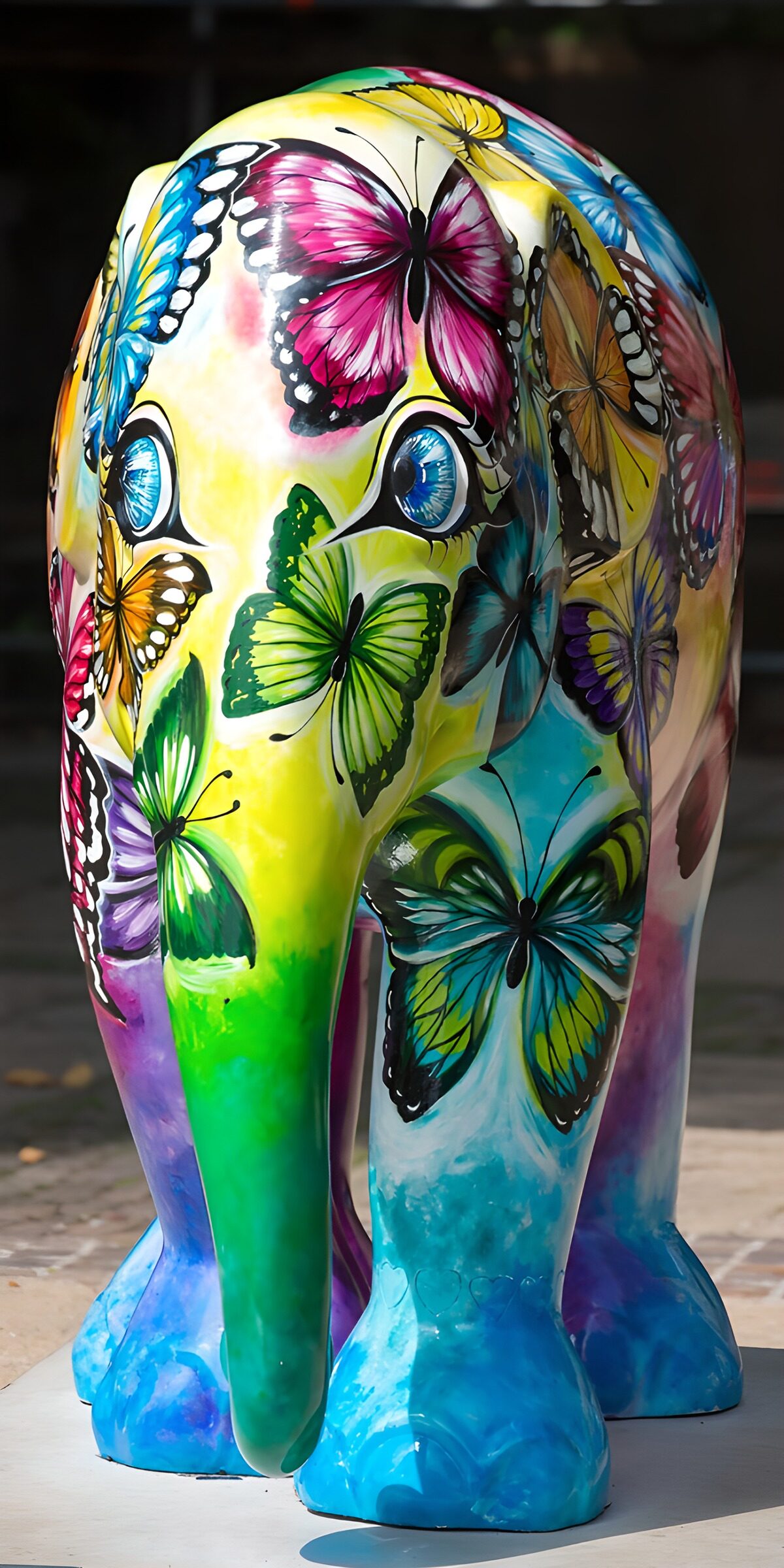PDGIT3266125: Scultura di elefante con farfalle colorate