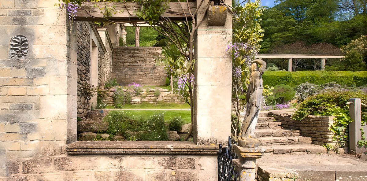 PDGIT8452717: Pergola fiorita e statua al sole