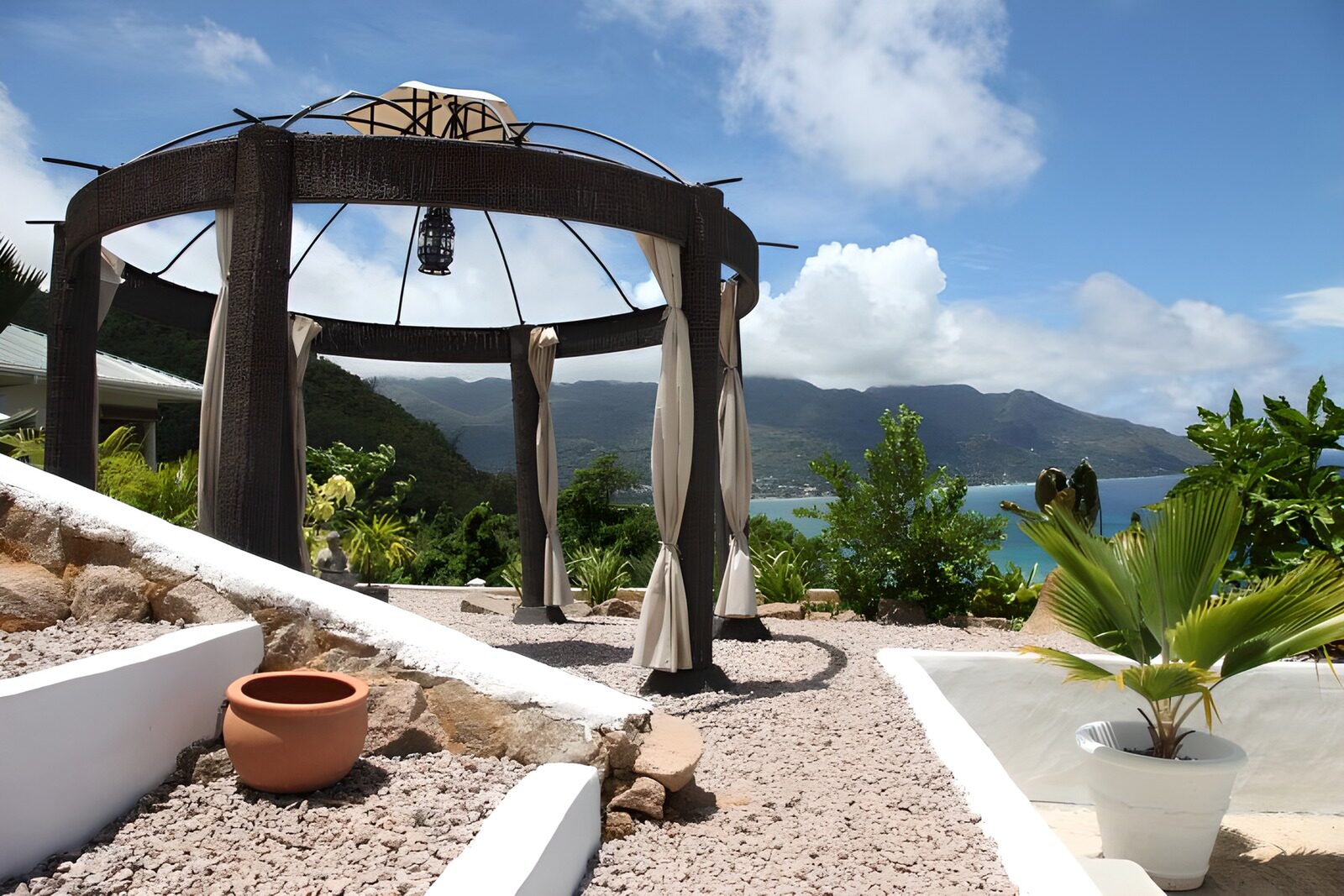 PDGIT3692085: Gazebo in giardino affacciato sulla baia