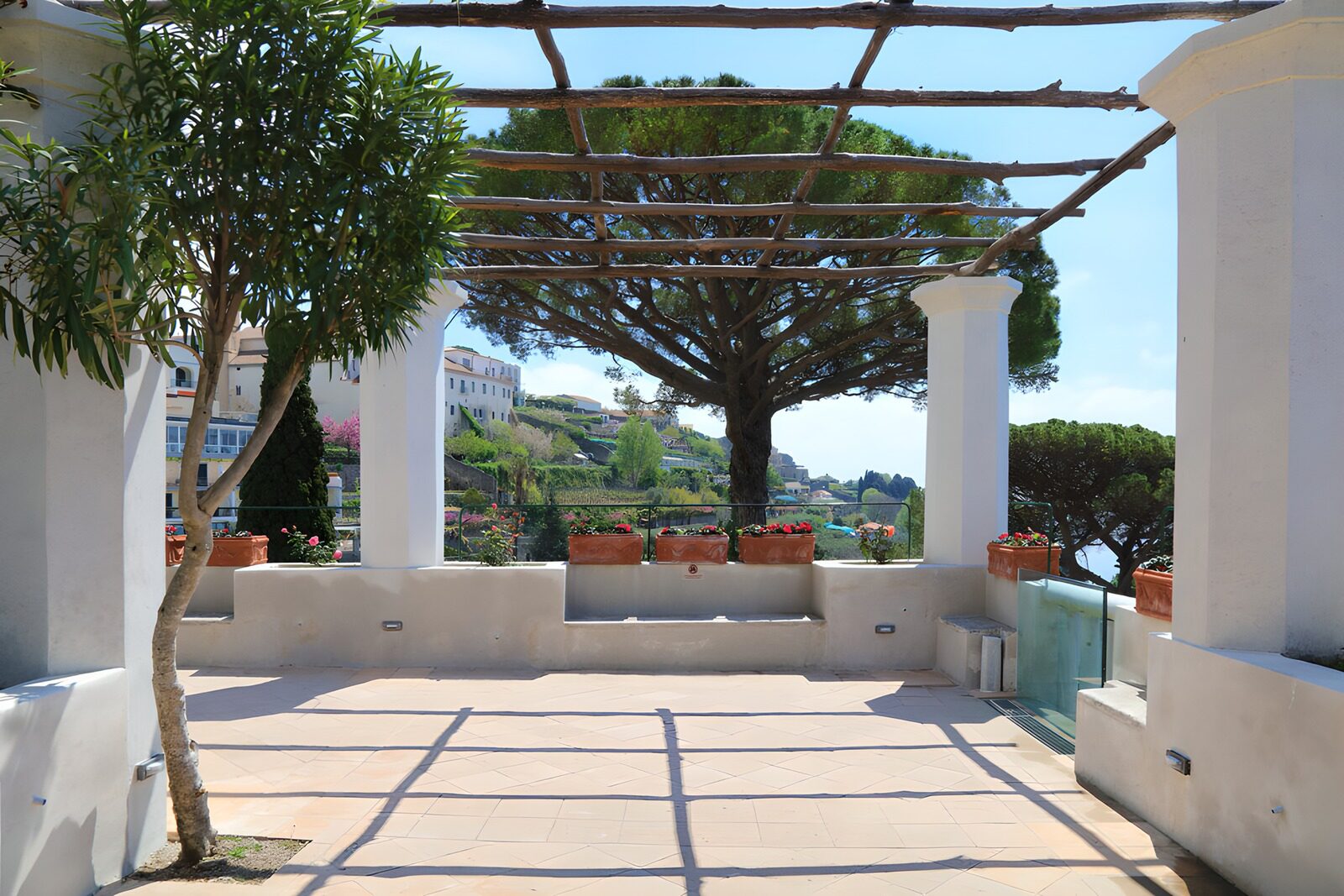 PDGIT5810622: Terrazza al sole tra colonne e fiori