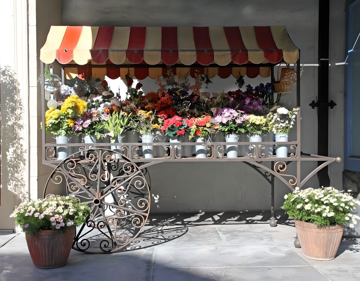 Carretto di fiori sotto la tenda a righe
