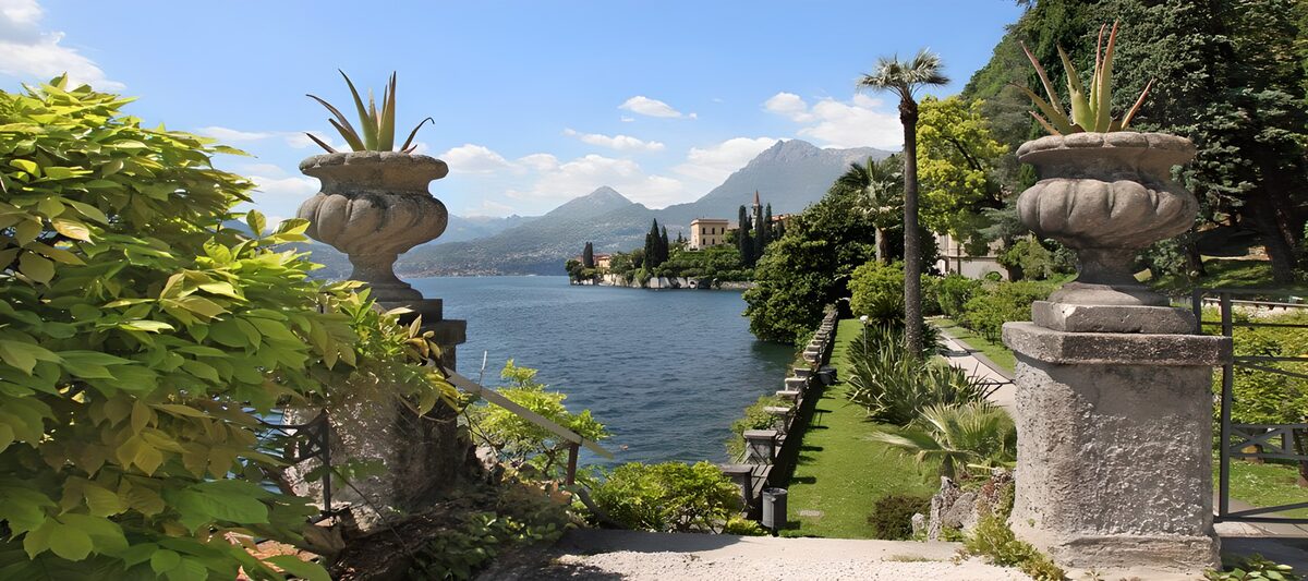 PDGIT8267505: Tra due urne, il lago si veste di blu