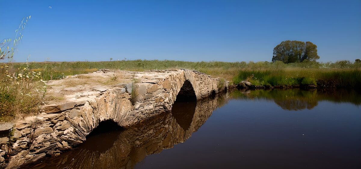 PDGIT8151021: Ponte in pietra sull’acqua di campagna