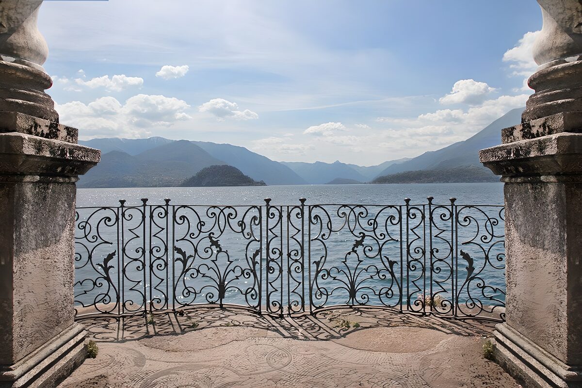 PDGIT6211528: Terrazza sul lago, montagne in lontananza