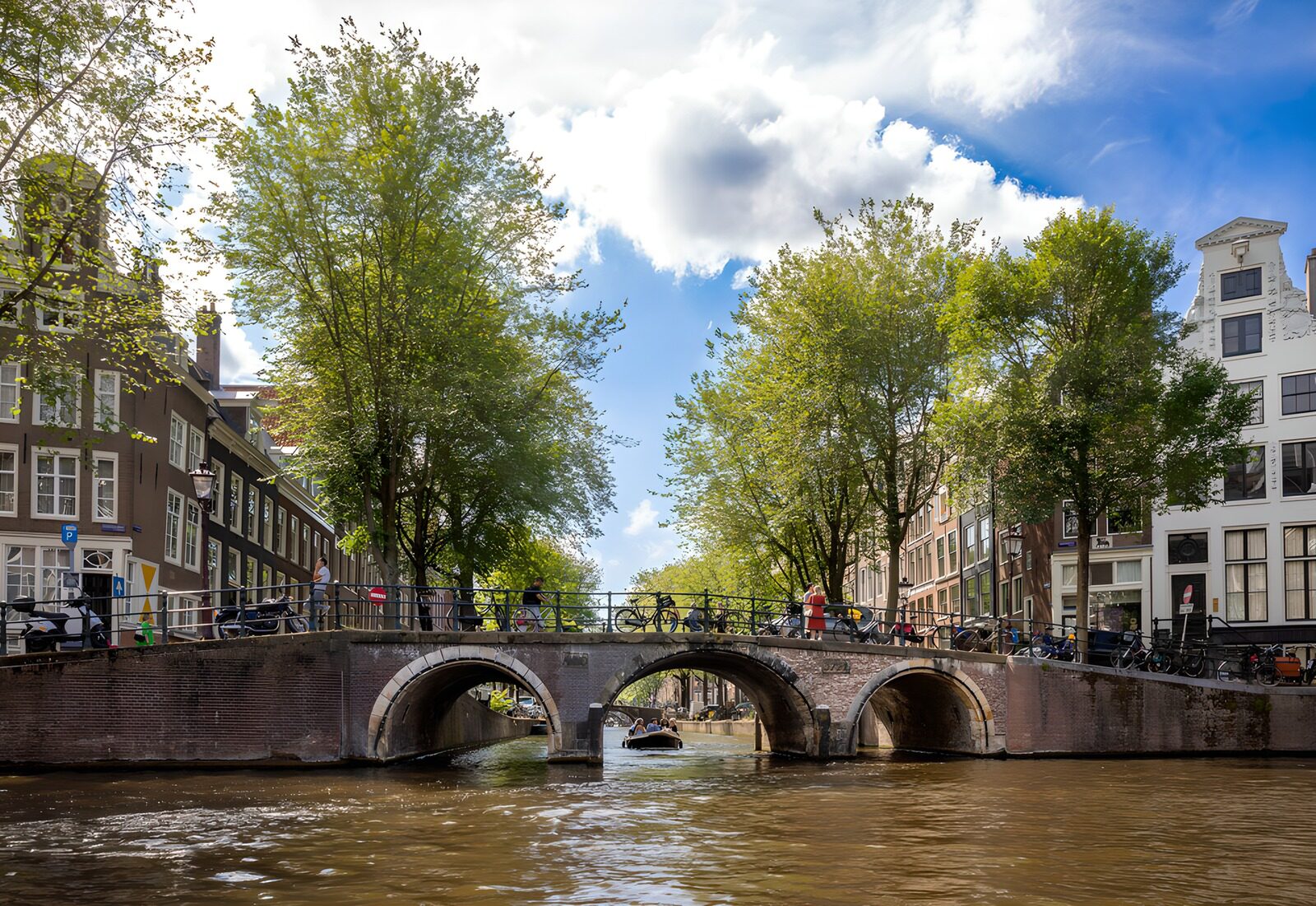 PDGIT6262267: Ponte a tre archi sul canale d'estate