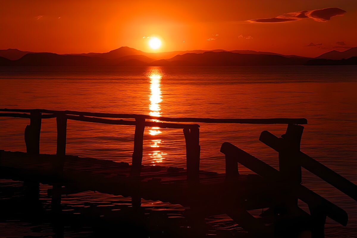 PDGIT1570684: Pontile e montagne al tramonto