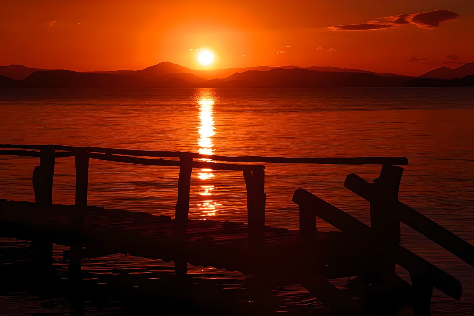 PDGIT1570684: Pontile e montagne al tramonto