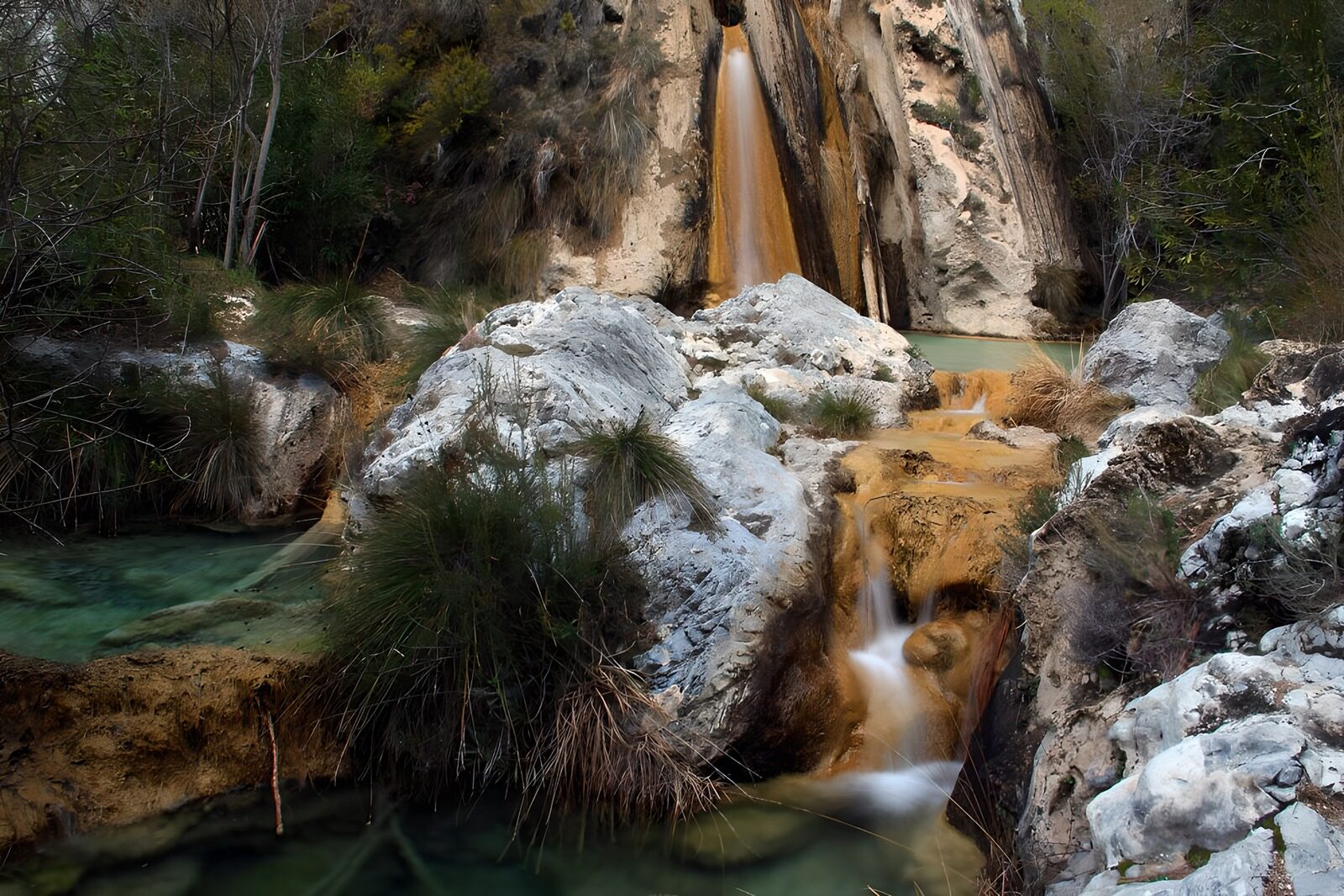 PDGIT5180361: Cascata tra rocce chiare e pozze verdi