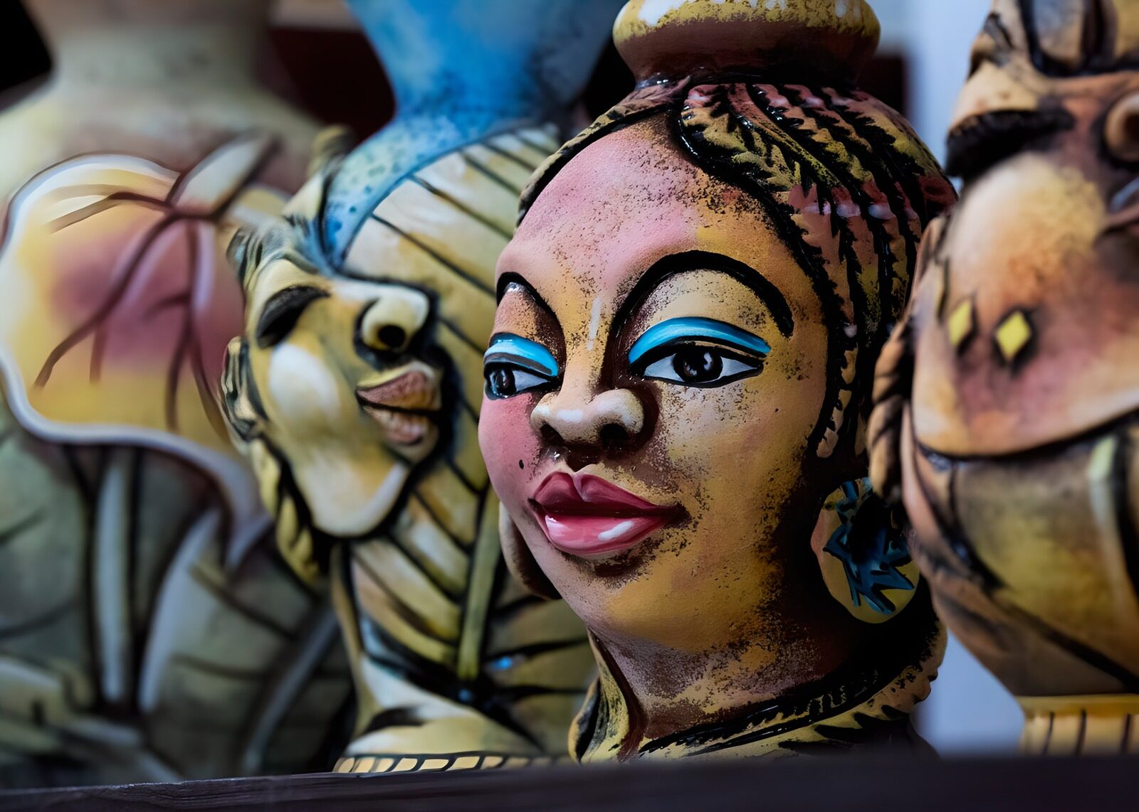PDGIT6944712: Statuina di donna dai colori vivaci