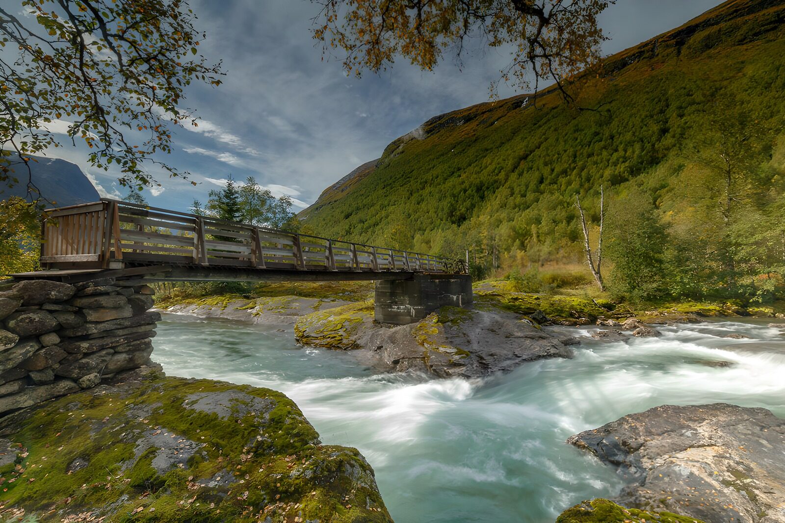 PDGIT1448224: Ponte di legno sulle rapide turchesi