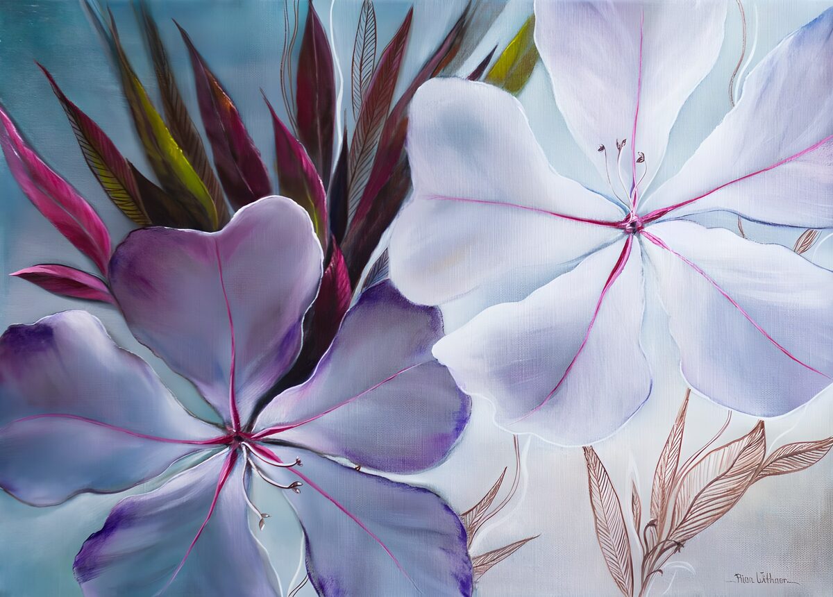 PDGIT2411201: Fiori bianchi e viola tra foglie scure