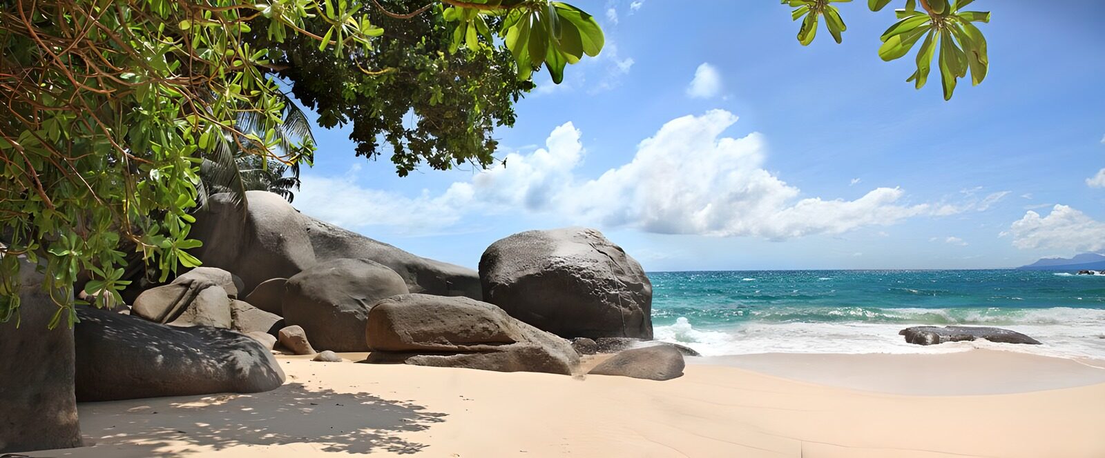 PDGIT4228578: Spiaggia tropicale tra massi e mare turchese