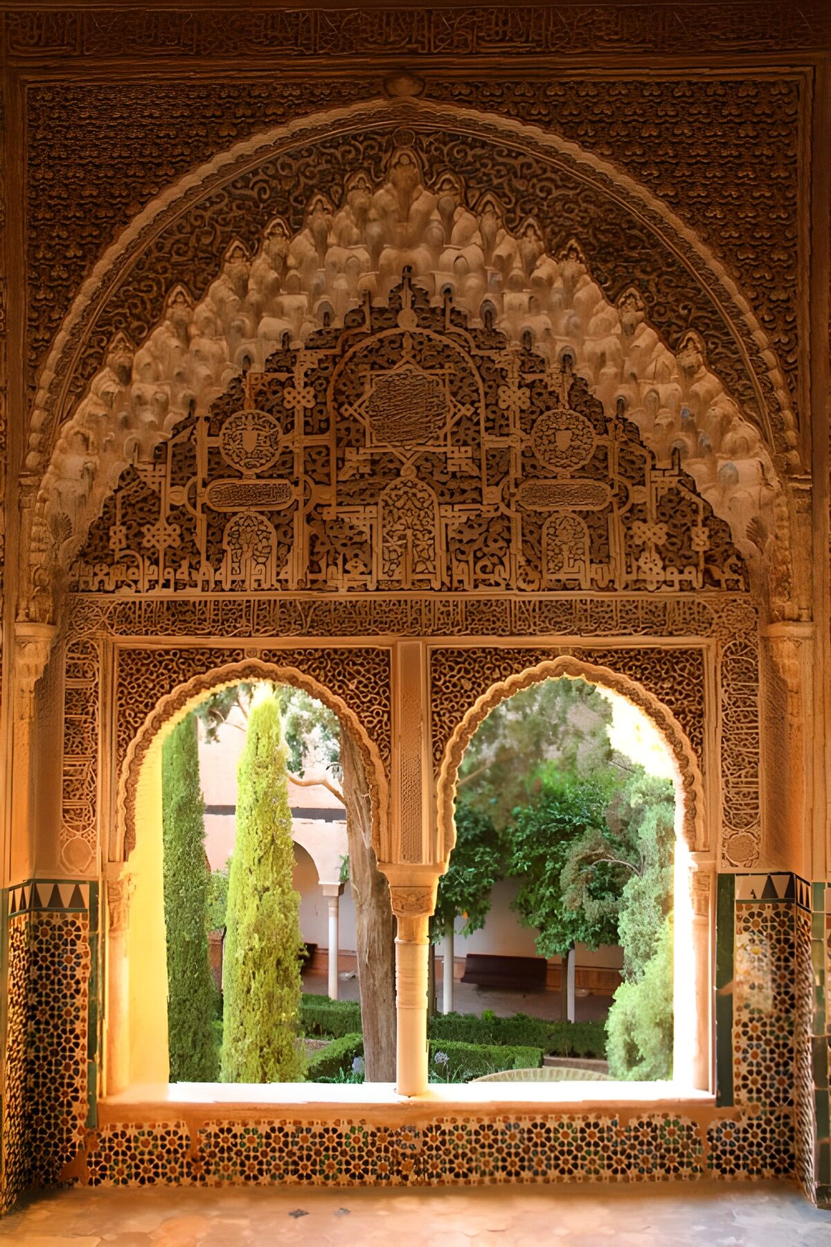 PDGIT7234620: Finestra ad archi sul verde del cortile