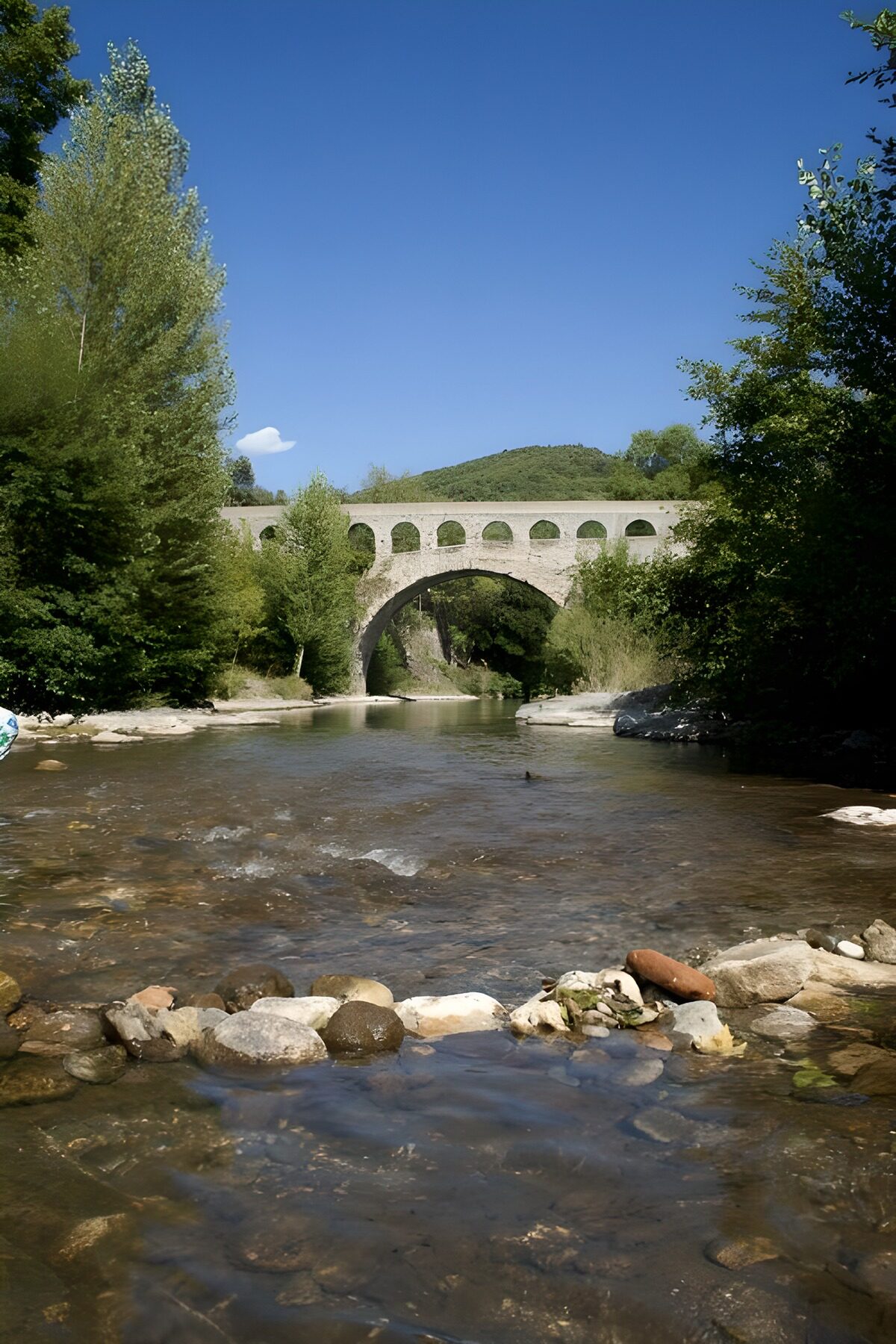 Ponte di pietra sul fiume d’estate
