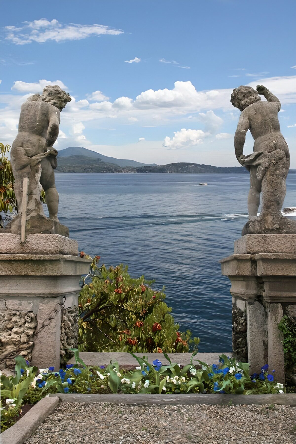 PDGIT8276157: Due statue di pietra affacciate sull’acqua