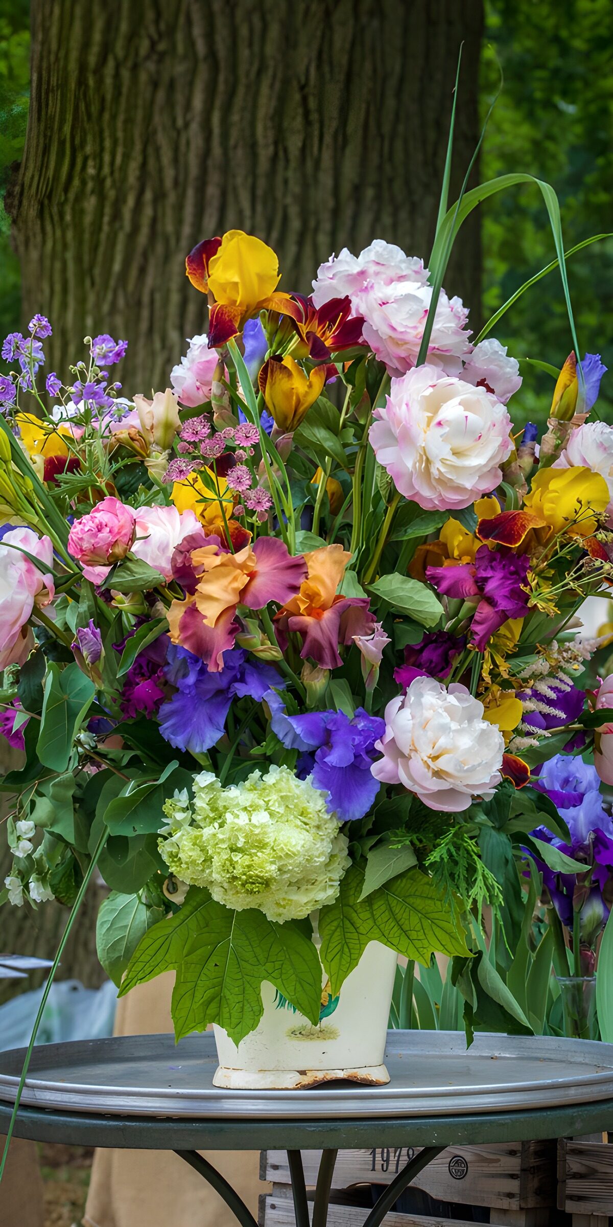 PDGIT7563748: Iris e peonie in un vaso rustico