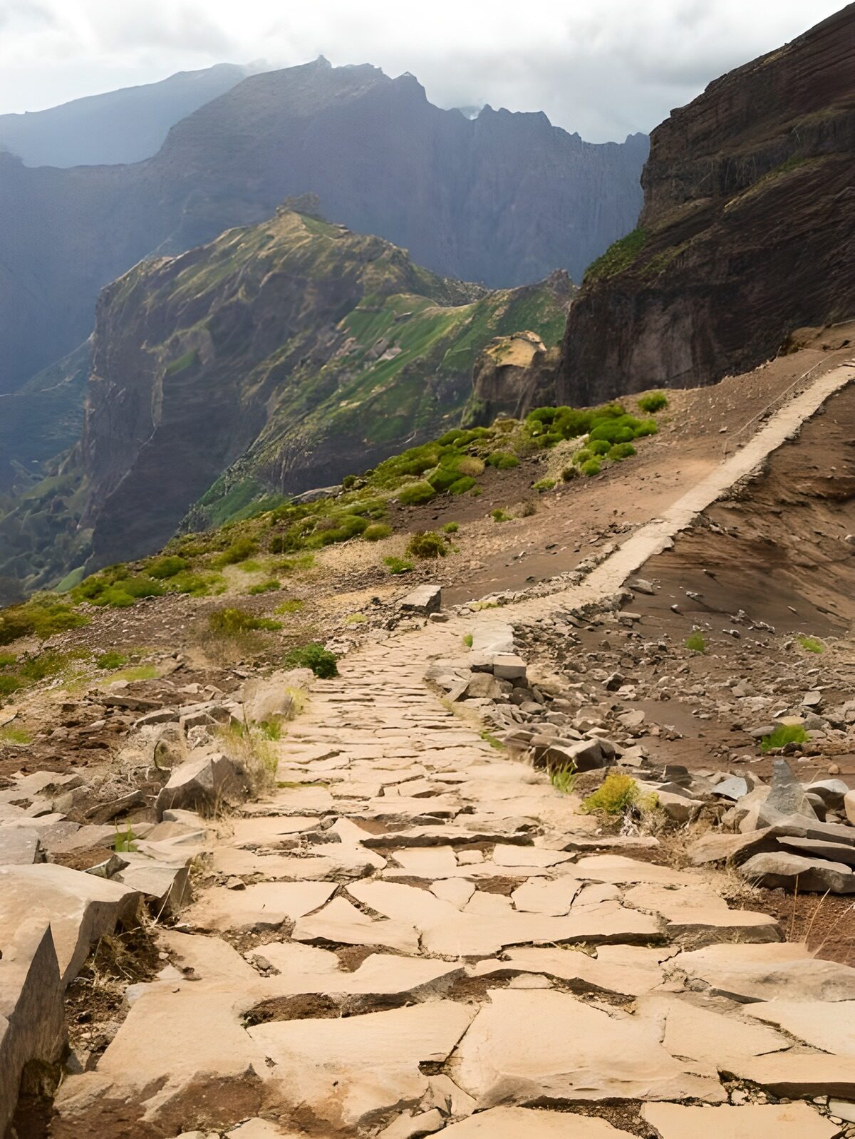 Sentiero di pietra a strapiombo sulla valle
