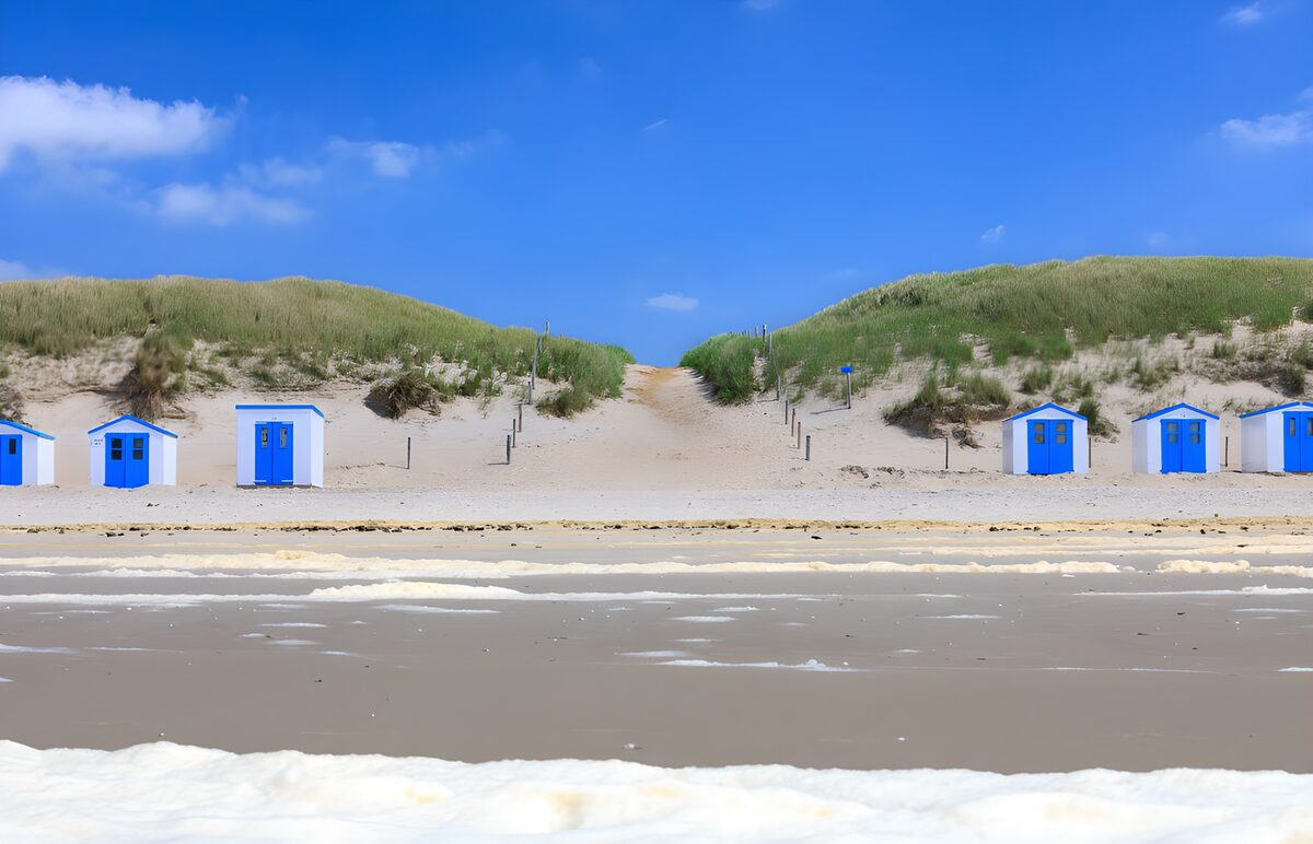 PDGIT3201498: Cabine bianche e blu sulla spiaggia