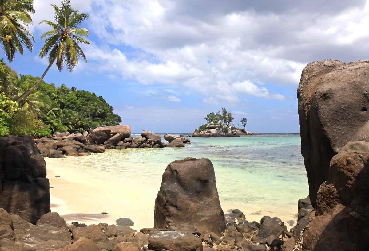 PDGIT9797703: Baia tropicale tra palme e rocce