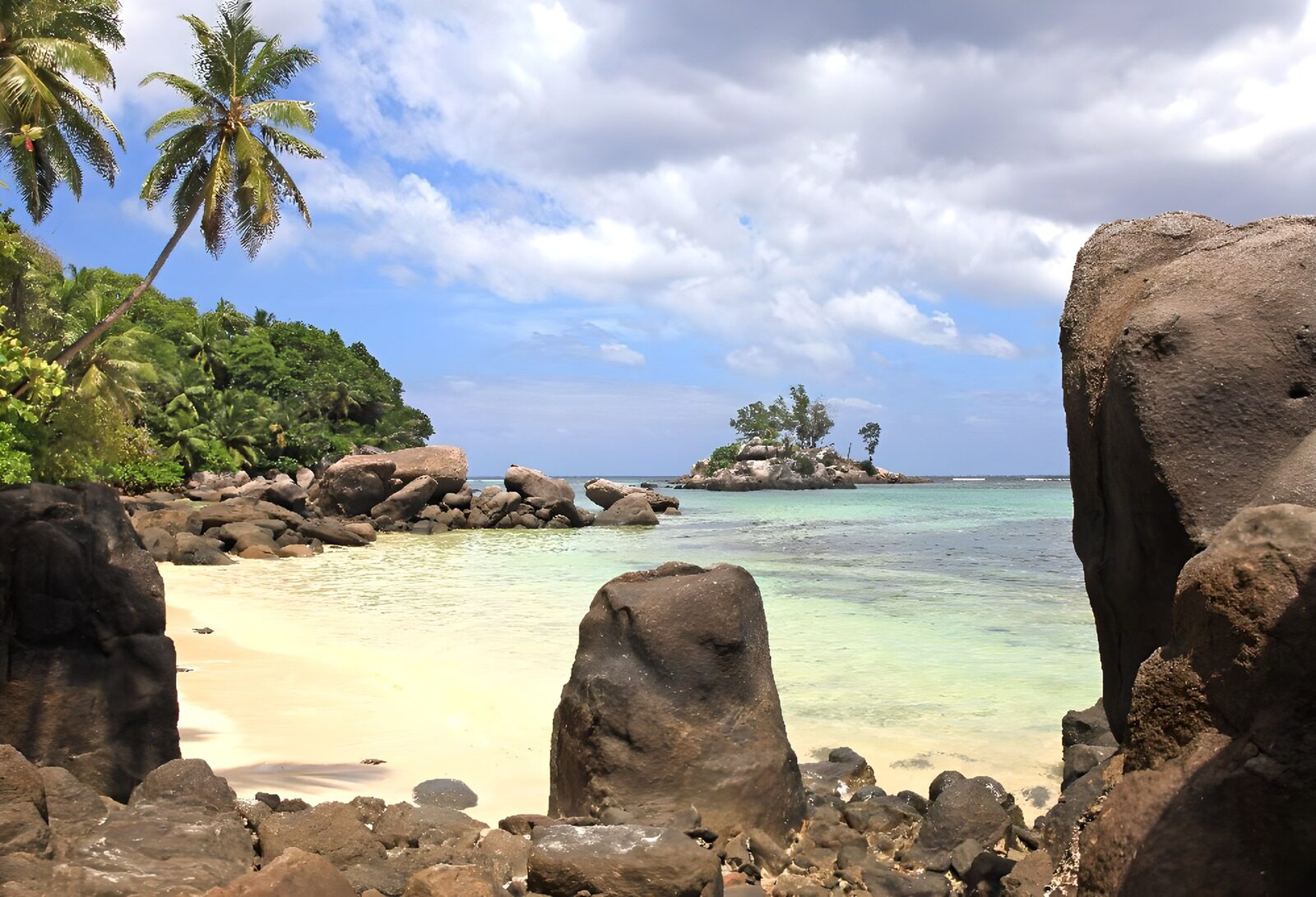 PDGIT9797703: Baia tropicale tra palme e rocce
