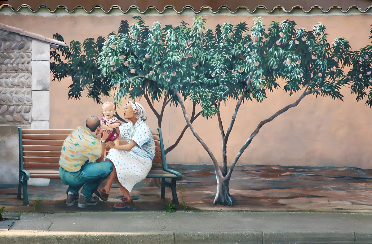 PDGIT5436851: Murale di famiglia accanto alla panchina