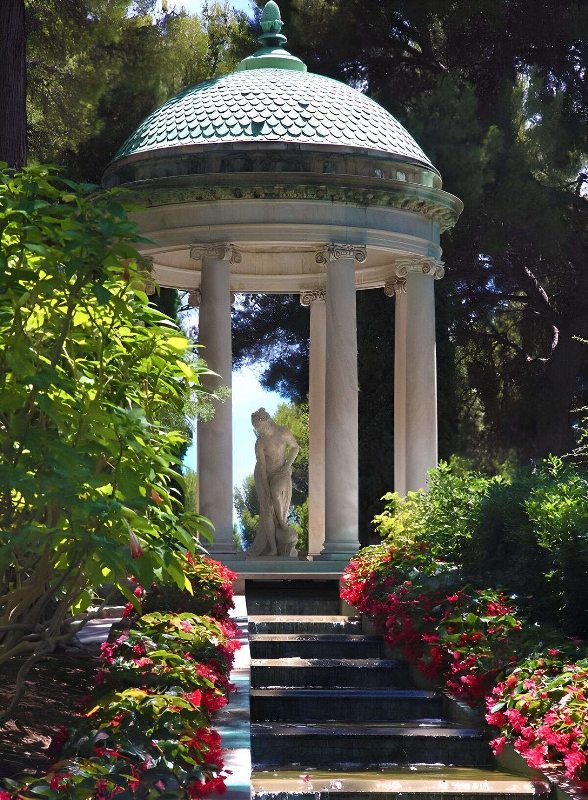 PDGIT3013190: Tempietto e cascata nel giardino in fiore